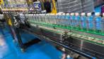 Linha completa de envase de �gua bebidas carbonatadas envasadora tribloco carbonatador rotuladora BOPP enfardadeira